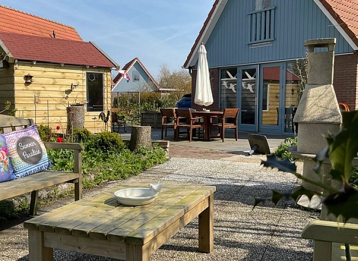 Type II - nr. 79 Zilvermeeuw in Oosterend, Texel biedt een charmant vakantiehuis met rode dakpannen en groene tuin.
