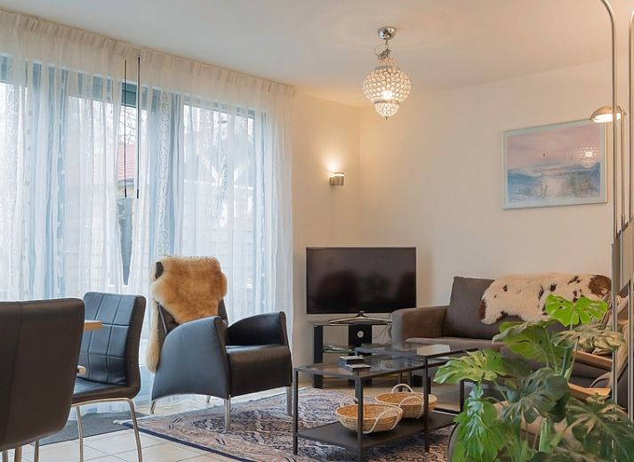 Type II - nr. 79 Zilvermeeuw in Oosterend, Texel biedt een charmant vakantiehuis met rode dakpannen en groene tuin.