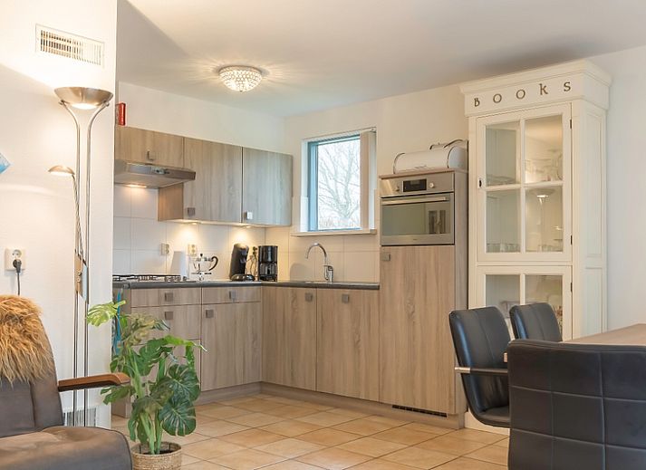 Type II - nr. 79 Zilvermeeuw in Oosterend, Texel biedt een charmant vakantiehuis met rode dakpannen en groene tuin.