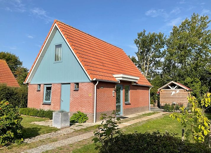 Gezellige buitenkant van Type II - nr. 79 Zilvermeeuw, vakantiehuis in Oosterend, Texel omringd door natuur.