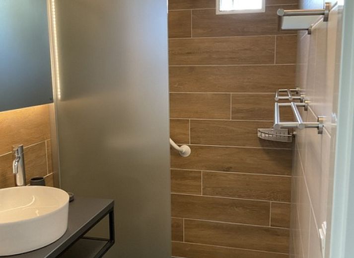 Gezellige buitenkant van Type II - nr. 79 Zilvermeeuw, vakantiehuis in Oosterend, Texel omringd door natuur.