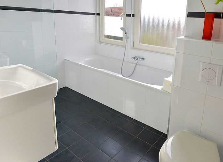 Vooraanzicht van vakantiehuis Type II+ - nr. 35 Skor in Oosterend, Texel, Waddeneilanden. Rustige locatie met groene omgeving.