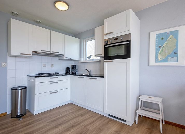 Type II - nr. 43 Stormvogel vakantiehuis met terras in Oosterend, Texel omgeven door groene natuur.