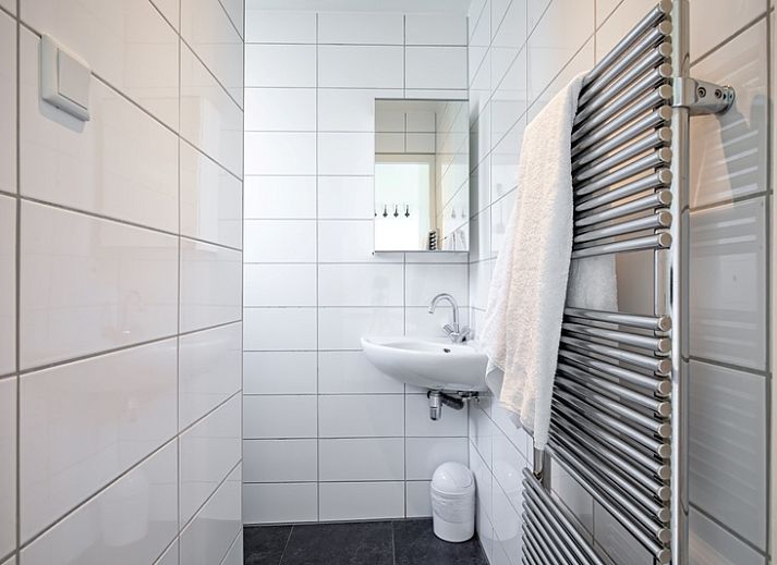 Terras van 't Raadsel in Oosterend Texel met uitzicht op de natuur van de Waddeneilanden.