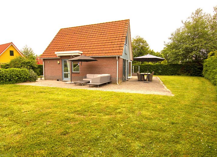 Type II+ - nr. 25 Froekie vakantiehuis met terras in Oosterend, Texel, Waddeneilanden, omringd door groene tuin.