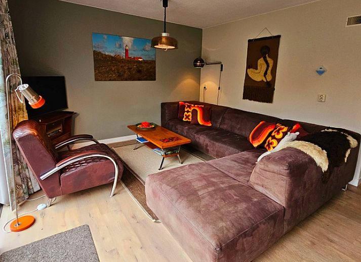 Type II+ - nr. 25 Froekie vakantiehuis met terras in Oosterend, Texel, Waddeneilanden, omringd door groene tuin.