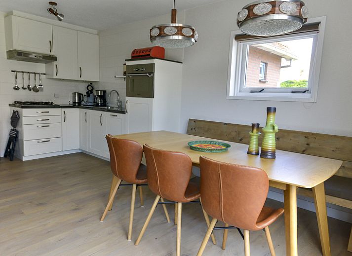 Type II+ - nr. 25 Froekie vakantiehuis met terras in Oosterend, Texel, Waddeneilanden, omringd door groene tuin.