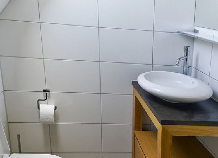 Type II+ - nr. 25 Froekie vakantiehuis met terras in Oosterend, Texel, Waddeneilanden, omringd door groene tuin.