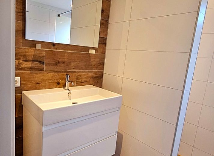 Gezellige woonkamer Type II+ - nr. 25 Froekie in Oosterend, Texel, Waddeneilanden met comfortabele hoekbank.