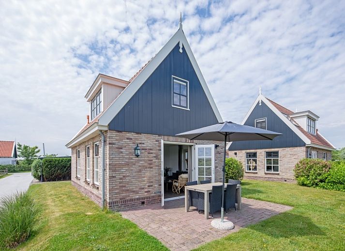 Ferienhaus De Kokkel in Oosterend, Texel mit traditioneller Fassade und Reetdach auf den Watteninseln.