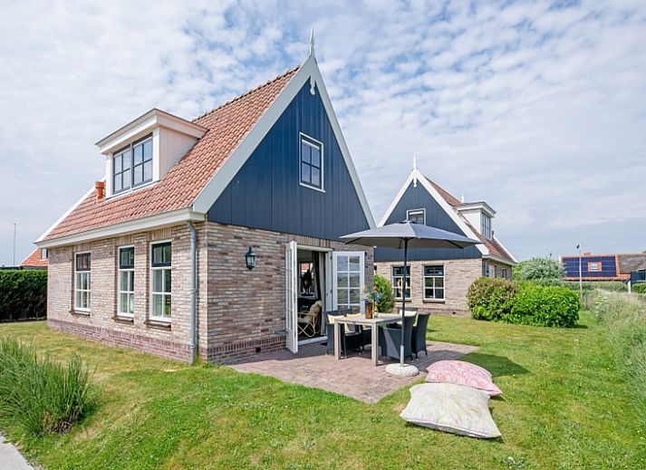 Ferienhaus De Kokkel in Oosterend, Texel mit traditioneller Fassade und Reetdach auf den Watteninseln.
