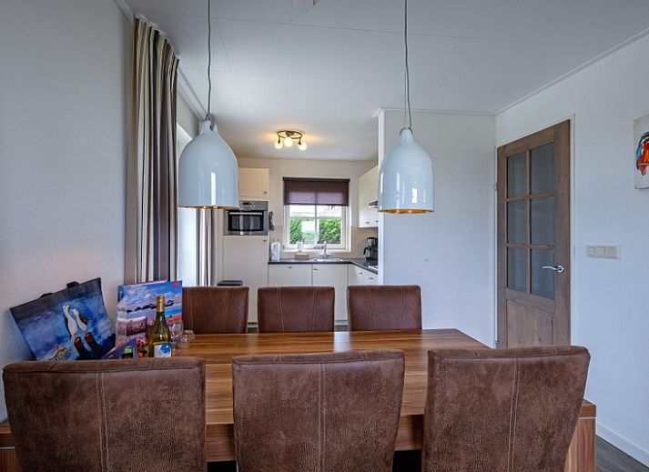 Blick von der Terrasse von De Kokkel in Oosterend, Texel mit weiten Feldern und Natur.