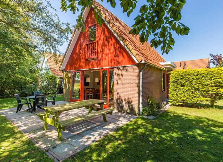 Type I - No. 49 Kragenmaker in Oosterend Texel, charming vacation home with red facade and green garden on the Wadden Islands.