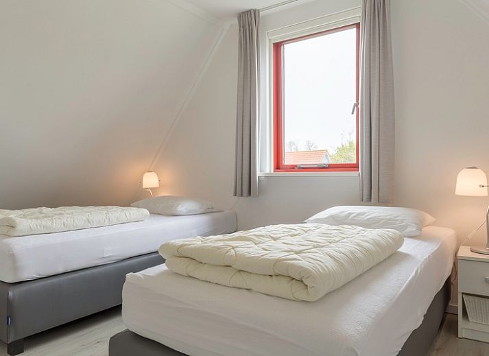Terrace with picnic table at Type I - No. 49 Kragenmaker, vacation home in Oosterend Texel, surrounded by nature on the Wadden Islands.