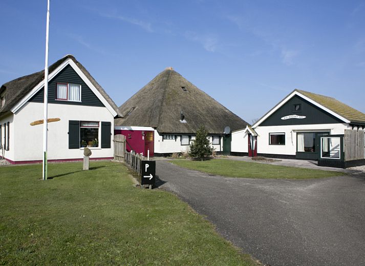 Hoe bestaat het vakantiehuis in Oosterend, Texel met charmante gevel en uitnodigend terras.