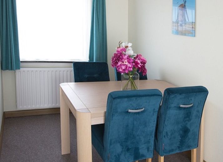 Hoe bestaat het vakantiehuis in Oosterend, Texel met charmante gevel en uitnodigend terras.