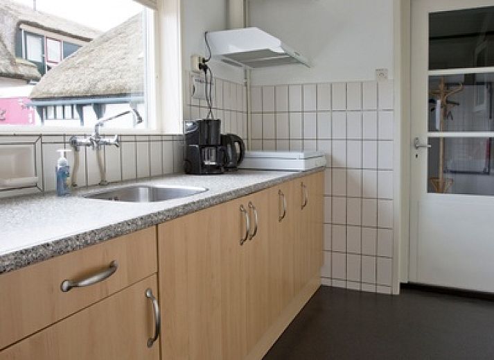 Hoe bestaat het vakantiehuis in Oosterend, Texel met charmante gevel en uitnodigend terras.