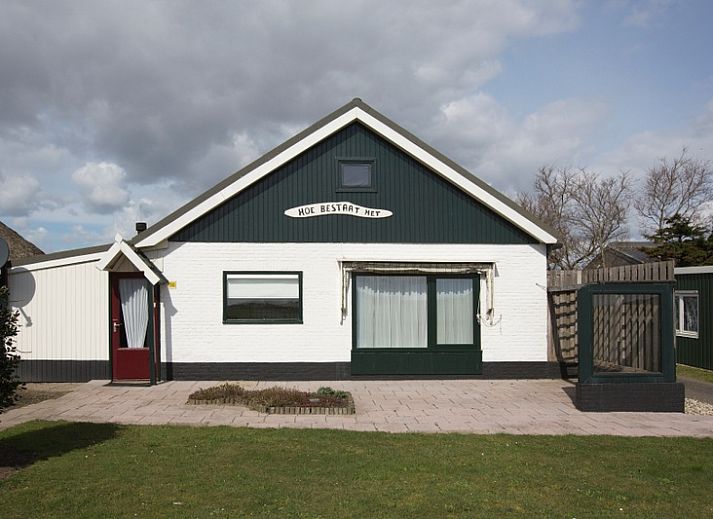 Rustieke omgeving van Hoe bestaat het in Oosterend, Texel met traditionele architectuur.
