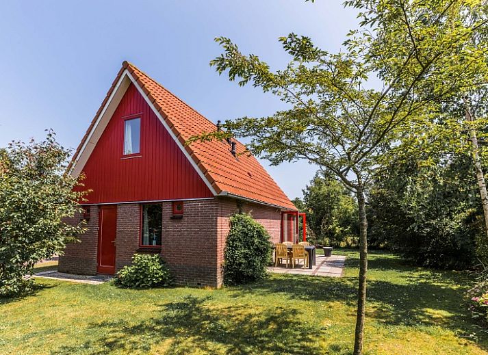 Typ II - Nr. 81 White Wagtail, rotes Ferienhaus in Oosterend, Texel, umgeben von Gruen.