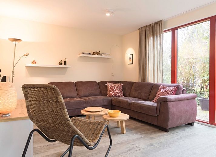 Typ II - Nr. 81 White Wagtail, rotes Ferienhaus in Oosterend, Texel, umgeben von Gruen.