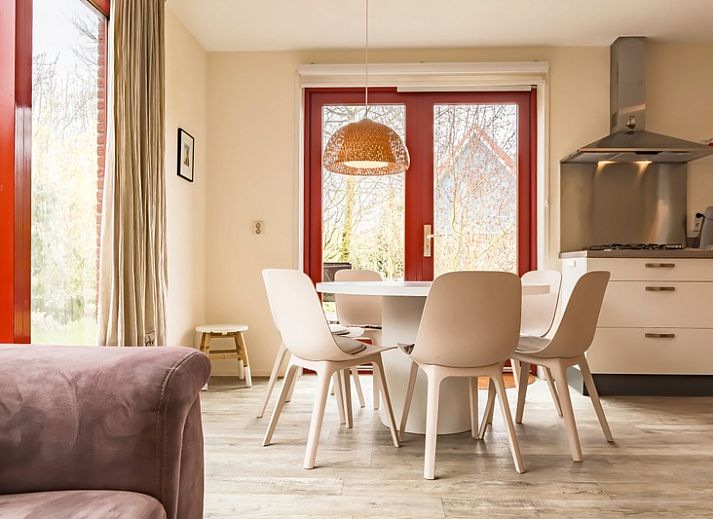 Typ II - Nr. 81 White Wagtail, rotes Ferienhaus in Oosterend, Texel, umgeben von Gruen.