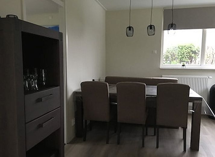 Leuchtturm-Ferienhaus in Oosterend, Texel mit grosser Veranda und gruener Umgebung.