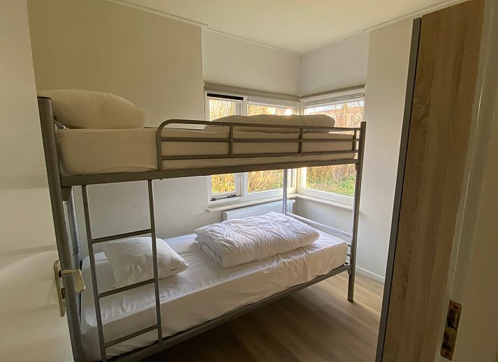 Gemuetliches Wohnzimmer des Ferienhauses Vuurtoren in Oosterend, Texel mit Blick auf den Garten.