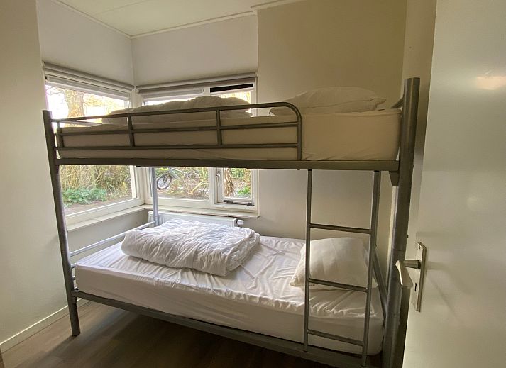 Gemuetliches Wohnzimmer des Ferienhauses Vuurtoren in Oosterend, Texel mit Blick auf den Garten.