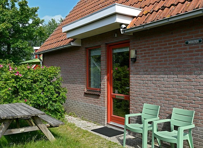 Type II+ - nr. 91 Dwergstern vakantiehuis in Oosterend, Texel met zonnige tuin en ligstoelen.