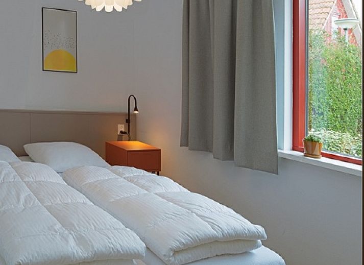 Gezellig terras bij Type II+ - nr. 91 Dwergstern vakantiehuis in Oosterend, Texel met groene stoelen.