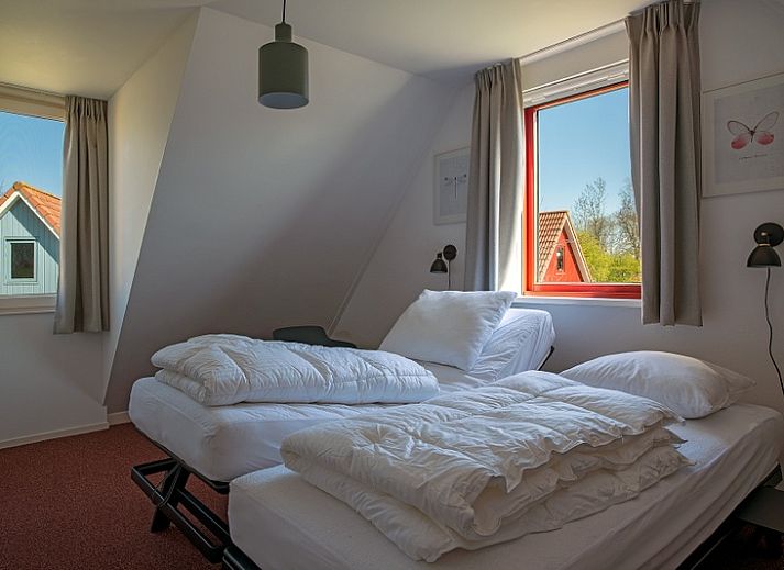 Gezellig terras bij Type II+ - nr. 91 Dwergstern vakantiehuis in Oosterend, Texel met groene stoelen.