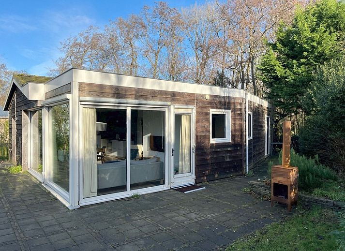 Ferienhaus Bijenkorfweg 29 mit Glasschiebetueren in Oosterend, Texel, umgeben von Natur.