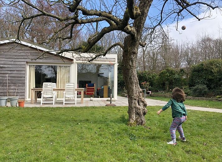 Ferienhaus Bijenkorfweg 29 mit Glasschiebetueren in Oosterend, Texel, umgeben von Natur.