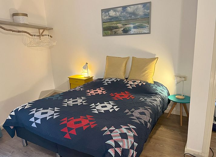 Der von Baeumen gesaeumte Garten des Ferienhauses Bijenkorfweg 29 in Oosterend, Texel, laedt zu einem entspannten Aufenthalt ein.