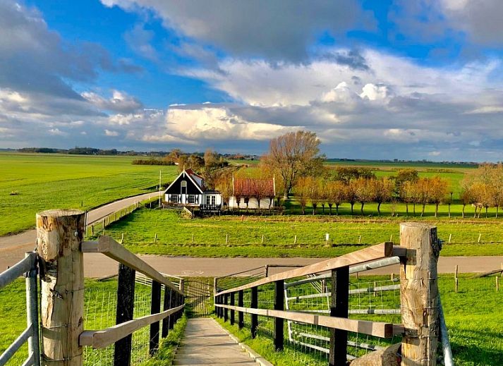 't Kaaps Huussie vakantiehuis in Oosterend, Texel met weids uitzicht over groene velden en landelijke omgeving.