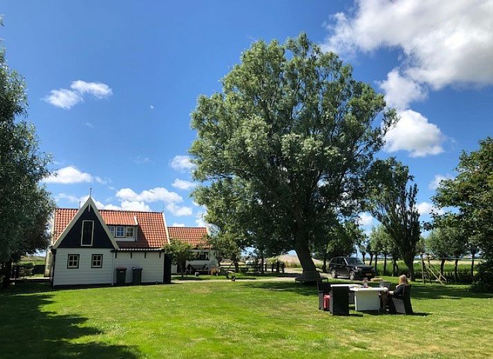 't Kaaps Huussie vakantiehuis in Oosterend, Texel met weids uitzicht over groene velden en landelijke omgeving.