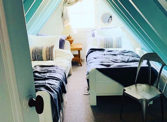 Gezellige veranda van 't Kaaps Huussie vakantiehuis in Oosterend, Texel met comfortabele zitplekken.