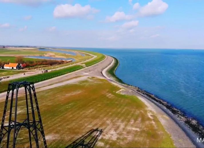 Knusse avond op het terras van 't Kaaps Huussie, vakantiehuis in Oosterend, Texel met buitenhaard.