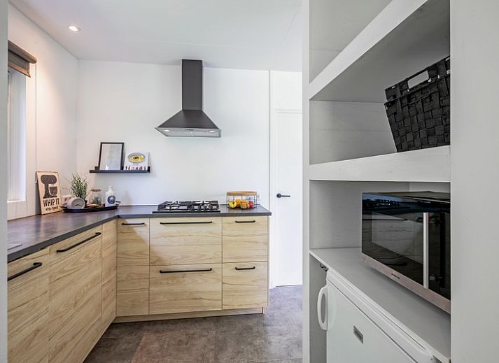 Cozy living room in Bungalowpark De Toes - Zeewier, Oosterend Texel overlooking nature.