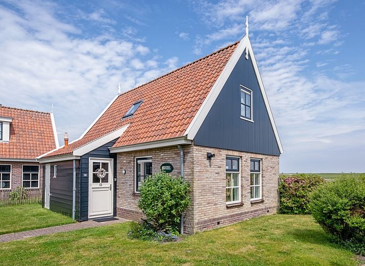 Charmantes Ferienhaus De Waddenschelpjes - De Mossel in Oosterend, Texel mit traditioneller Architektur.