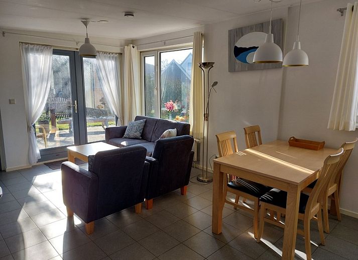 Seitenansicht des Ferienhauses 't Buurtje in Oudeschild, Texel, mit sonnigem Garten.