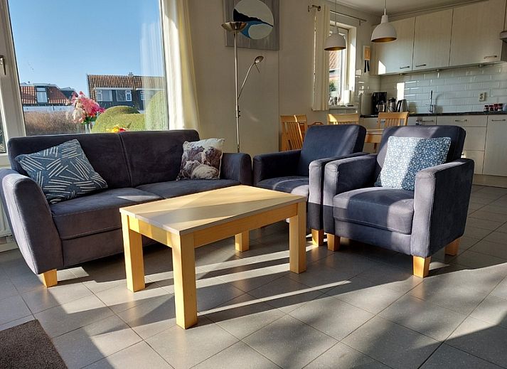 Seitenansicht des Ferienhauses 't Buurtje in Oudeschild, Texel, mit sonnigem Garten.