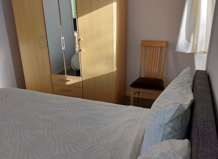 Fischernetzdekoration fuer das Ferienhaus 't Buurtje in Oudeschild, Texel, mit gruener Umgebung.