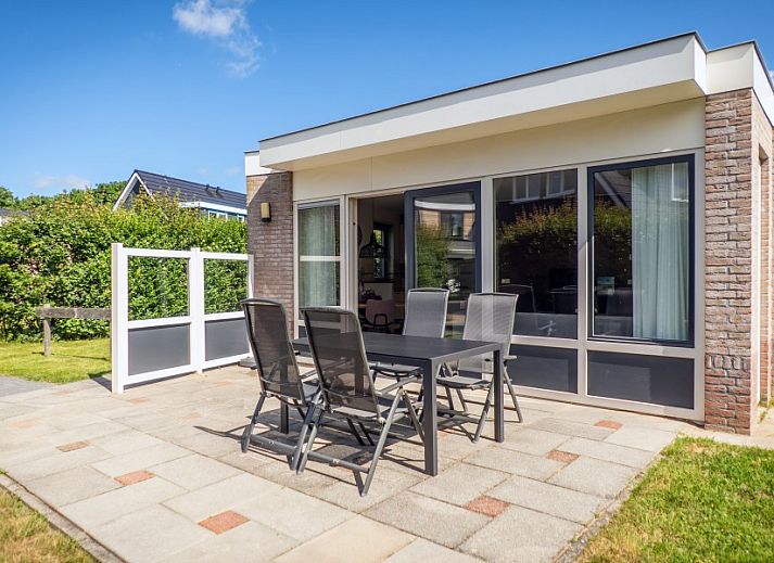 Geniet van de serene tuin en het terras bij Vakantiepark So What, een gezellige bungalow in De Koog op Texel, Waddeneilanden.
