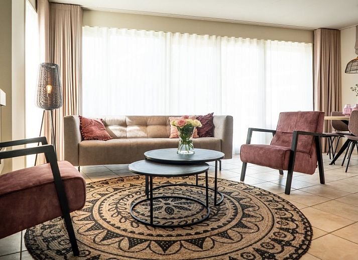 Geniet van de serene tuin en het terras bij Vakantiepark So What, een gezellige bungalow in De Koog op Texel, Waddeneilanden.