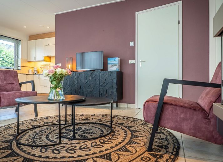 Geniet van de serene tuin en het terras bij Vakantiepark So What, een gezellige bungalow in De Koog op Texel, Waddeneilanden.