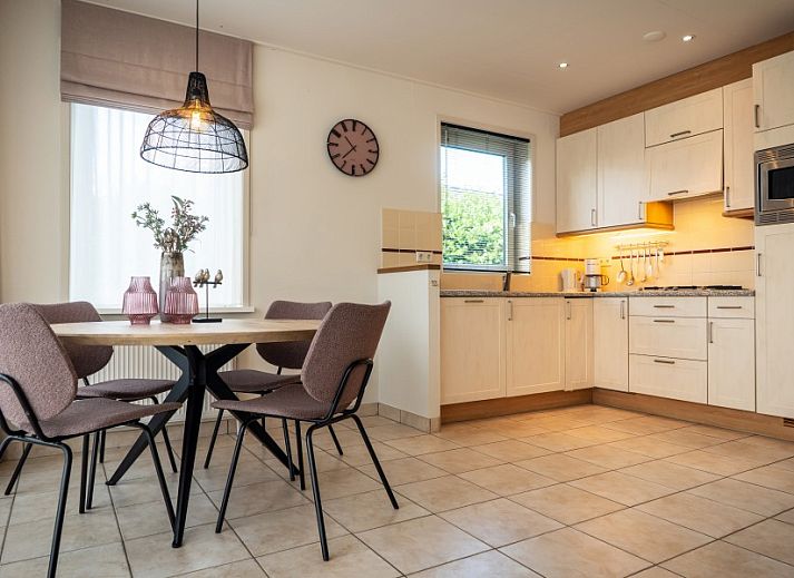 Geniet van de serene tuin en het terras bij Vakantiepark So What, een gezellige bungalow in De Koog op Texel, Waddeneilanden.