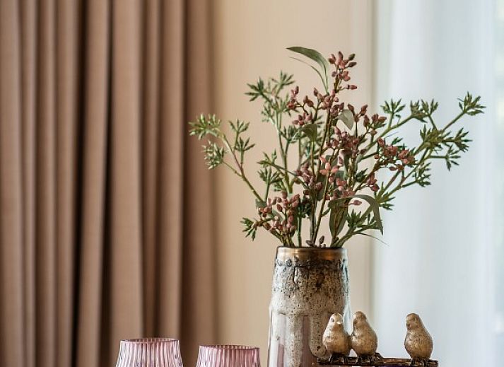 Geniet van het zonnige terras bij Vakantiepark So What, een prachtige bungalow in De Koog, Texel, omringd door natuur op de Waddeneilanden.