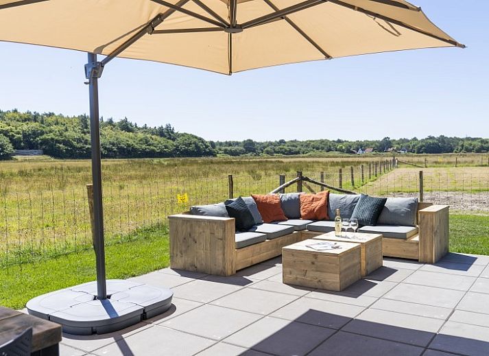 Gemuetliches Wohnzimmer in Rovershut - Family House 1, ein Ferienhaus in Dennenbos, Texel, mit Blick auf die Natur der Watteninseln.