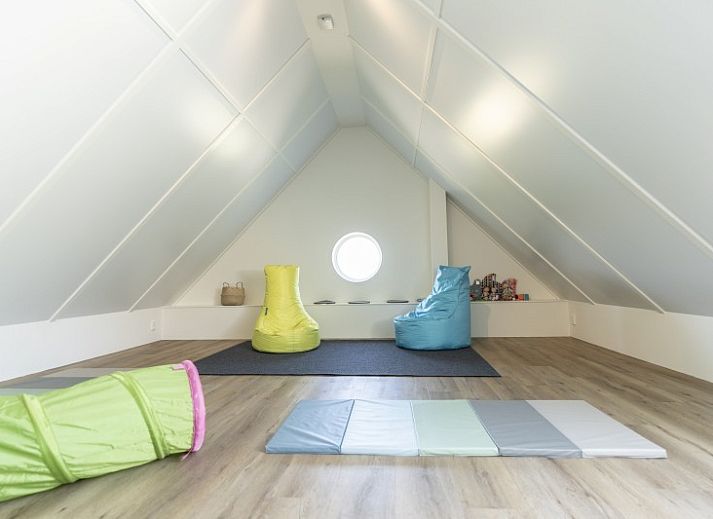 Gemuetliches Wohnzimmer in Rovershut - Family House 1, ein Ferienhaus in Dennenbos, Texel. Gemuetliche Sitzecke mit natuerlichem Licht.